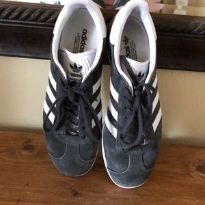 Grey adidas gazelle tennis shoe  (men’s 6)
